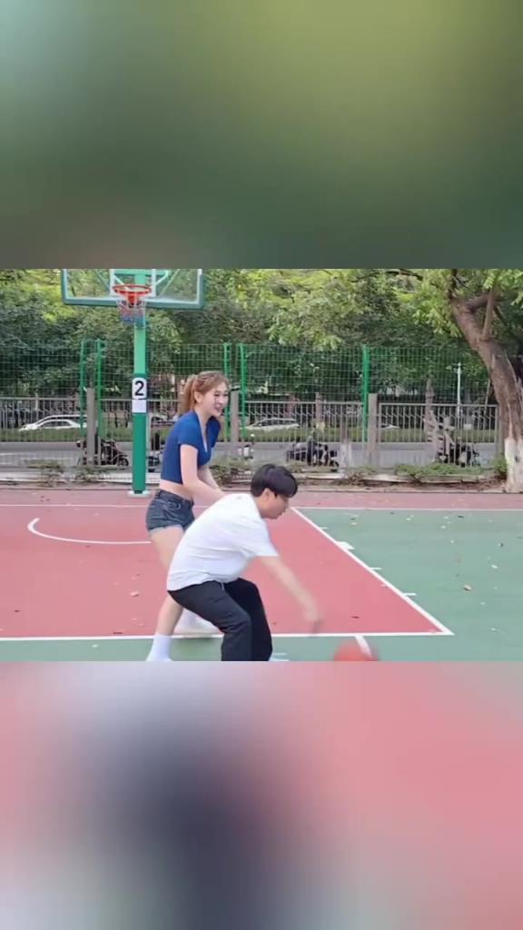 集夢會長背打一米8的女生，這是真打球??！