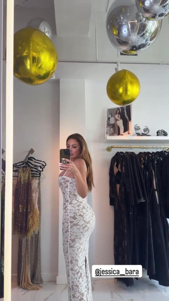 徐娘半老！皮蓬前妻穿吊帶裙自拍，這身材也太炸裂了！