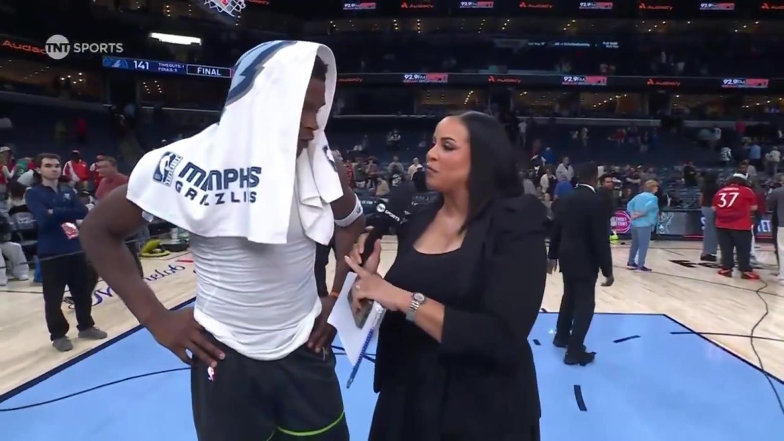 華子賽后接受一位豐滿女記者的采訪！