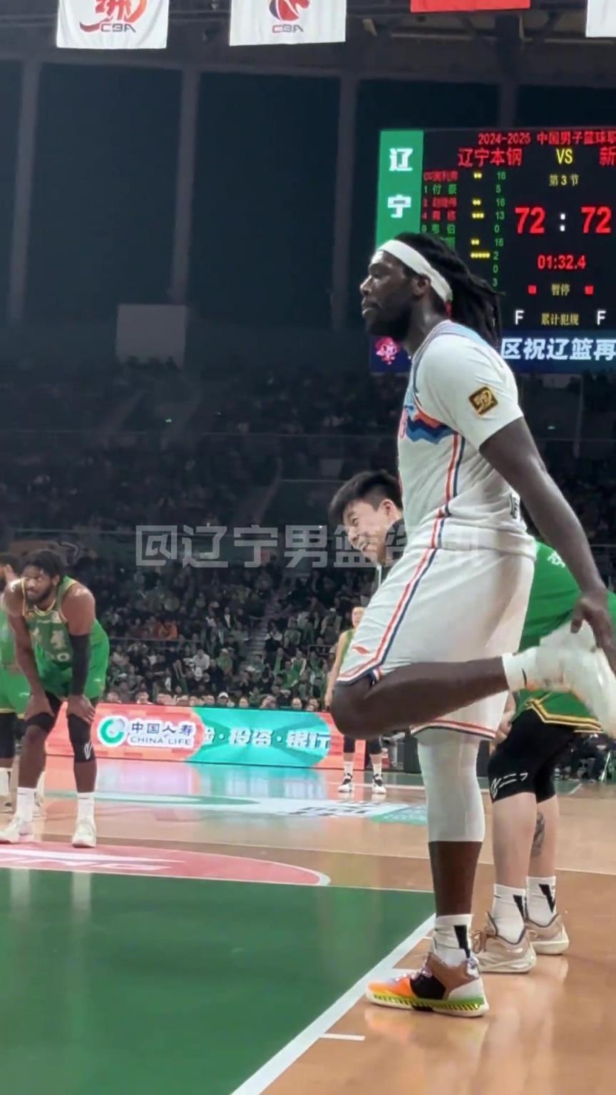 哈雷爾狂噴奧利弗：我會(huì)在澳洲干你小子！裁判吹T送他離場(chǎng)