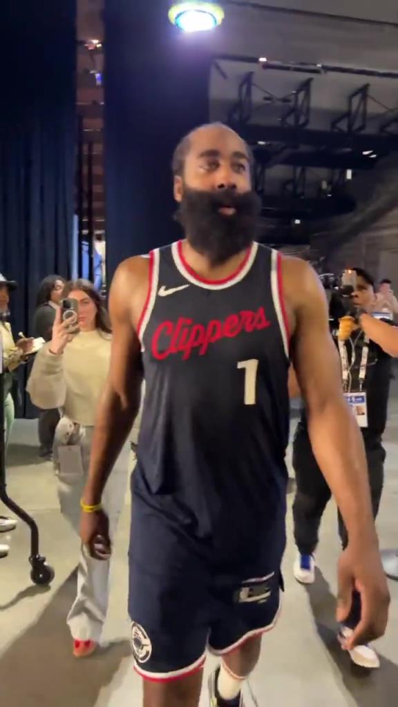 爆砍39分！哈登賽后走入球員通道氣喘吁吁：今天是場(chǎng)艱苦的戰(zhàn)斗