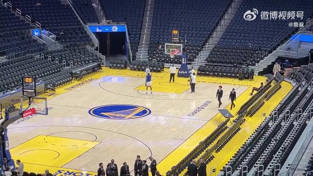 今天沒有得到出場(chǎng)機(jī)會(huì)！庫明加賽后還留在場(chǎng)地練習(xí)投籃