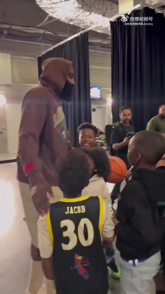 哈登賽后對(duì)小朋友：聽你們家長(zhǎng)的話，總有一天你們也會(huì)打進(jìn)NBA