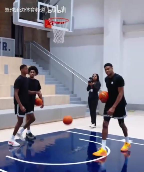 別人能學(xué)得來嗎？名場(chǎng)面：字母哥指導(dǎo)小球員籃下腳步！