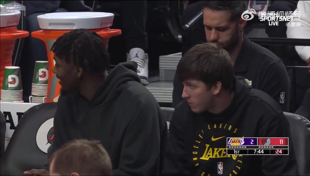 鎖定西部第三愜意得很！里夫斯輪休在板凳席上吃東西被抓拍到了