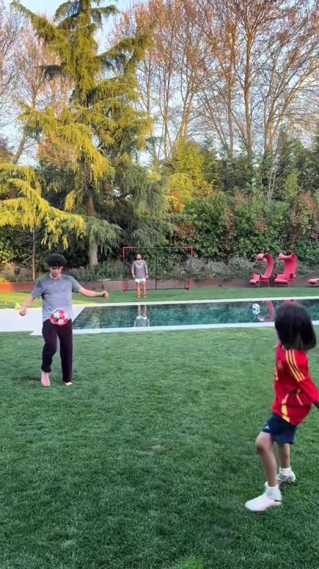 馬塞洛和兒子隔水相傳！大兒子腳法有點東西的！