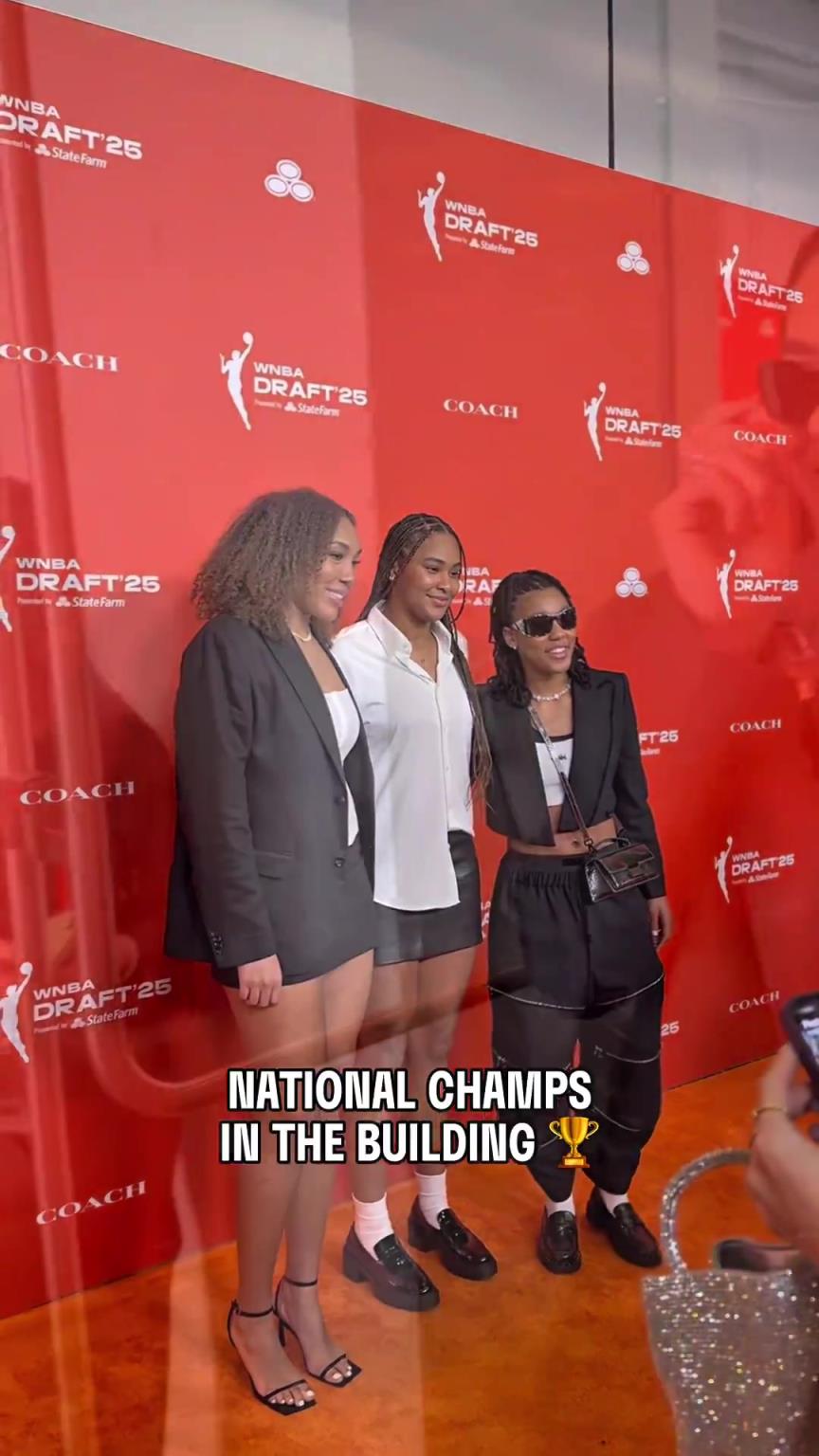 吧友們有喜歡的嗎？WNBA選秀大會(huì)上，到處都有靚麗的風(fēng)景線