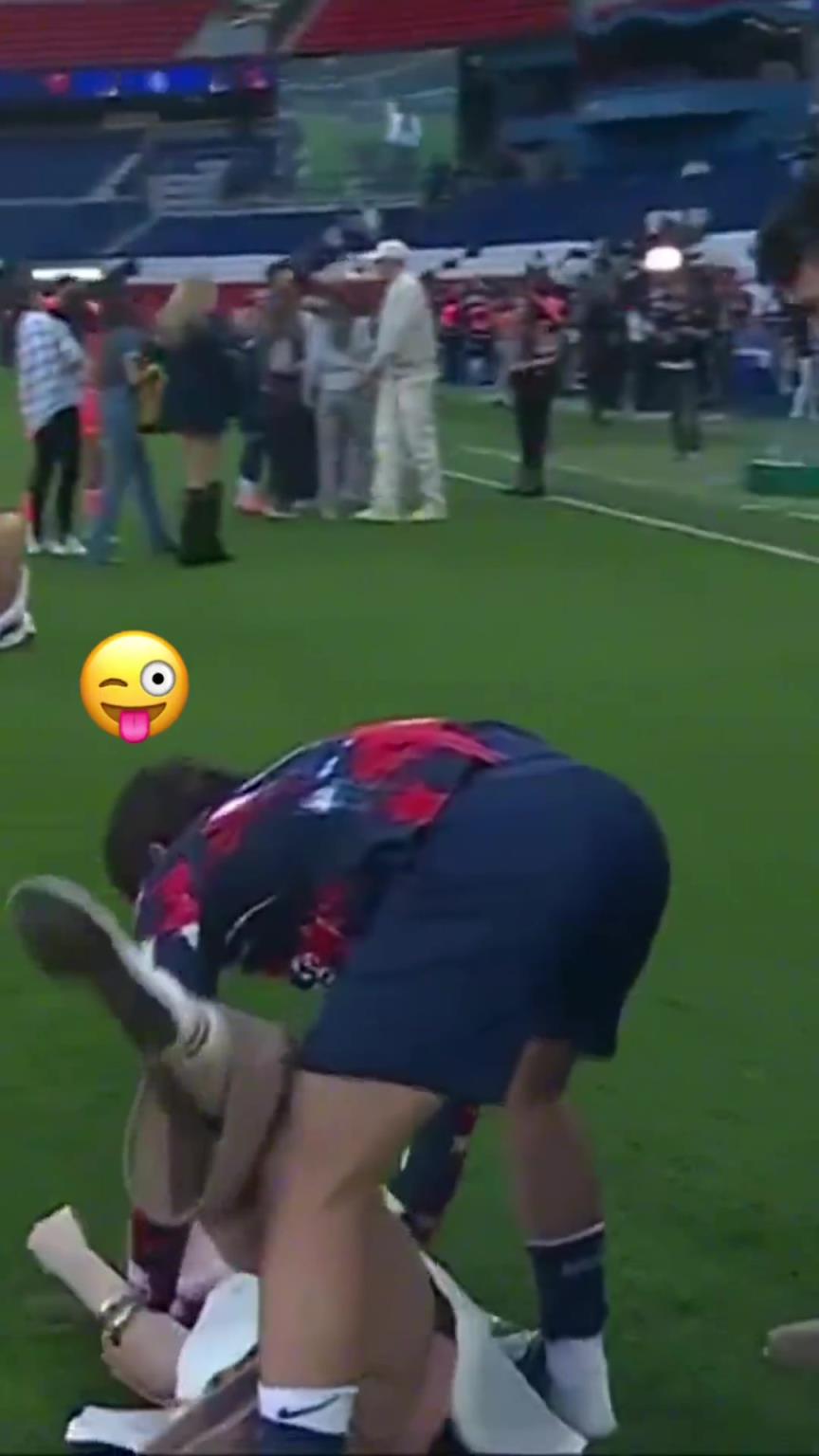 玩這么花?。績?nèi)維斯在家人面前把自己女友按倒在地