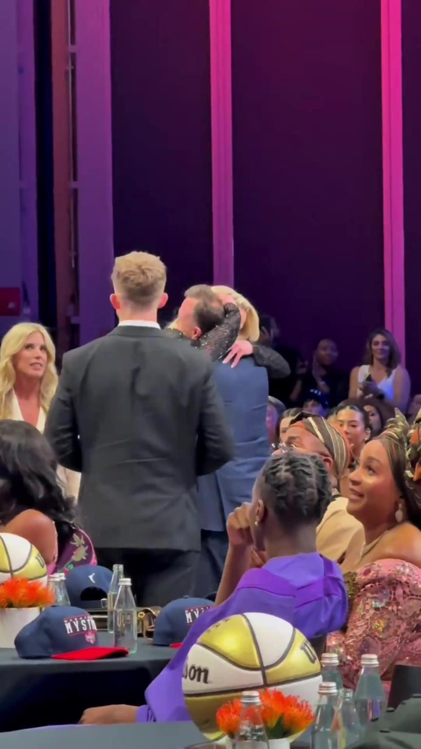 吧友們想看的正臉來了！薩格斯的女友海莉被選中后感覺快哭了