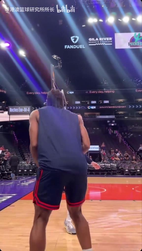 機器人級別的靜態(tài)身體！近距離看小卡的賽前熱身！