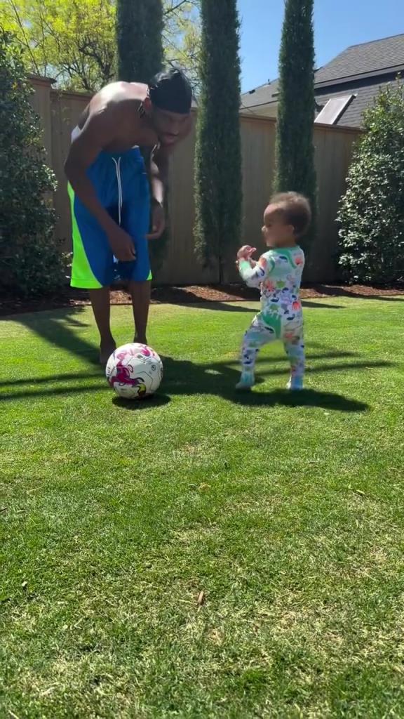 足球要從娃娃抓起！SGA帶娃踢足球，小孩摔倒時鼓掌“嘲笑”！